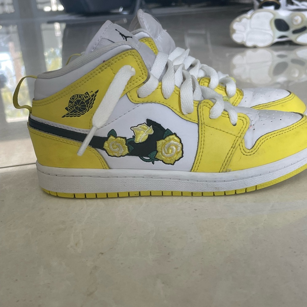 Nike Air Jordan Mid yellow rose 1 size: y2